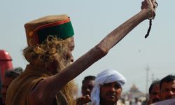 Hindistan'da Bir Adam, 50 Yıldır Dini İnanç Uğruna Sağ Elini Havada Tutuyor