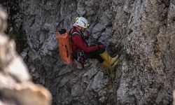 Mağarada mahsur kalan dağcı 9 gün sonra çıkarıldı