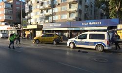 Araç markete daldı: Trafik kilitlendi