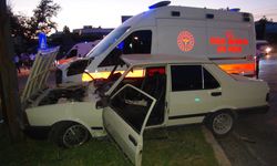 Ambulans otomobille çarpıştı: 4 yaralı