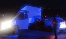 İnegöl'de feci kaza: Kamyonet ile otomobil çarpıştı
