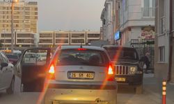 Eskişehir'de Kapatamadığı Kapısıyla Trafikte Tehlike Saçan Sürücü!