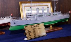 30 Yıllık Gemi Maketi Koleksiyonunu Ofisinde Sergiliyor