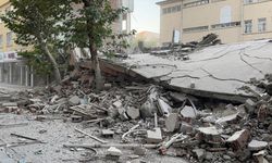 Adıyaman'da 5 Katlı Bina Deprem Etkisiyle Çöktü