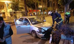 Antalya'da Alkollü Sürücü Kontrolden Çıktı: İki Yaralı