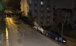 Bursa'da İstinat Duvarı Çöktü: 4 Araç Hasar Gördü, Binalar Boşaltıldı