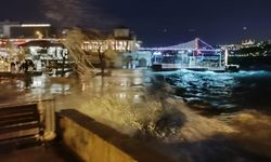 Marmara'da Fırtına Alarmı: 3 Metreye Ulaşan Dalgalar ve İptal Edilen Seferler