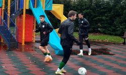 Maç Öncesi Isınacak Saha Bulamayınca İznikspor Çocuk Parkında Isındı