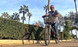 Bu Muhtar Farklı Yaşına Rağmen Mahallesinin İhtiyaçları İçin Bisikletle Dolaşıyor