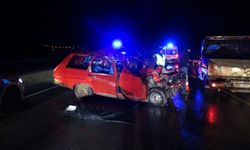 Kamyona Arkadan Çarpan Otomobilin İçindeki İki Kişi Hayatını Kaybetti