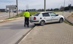 Bursa-Ankara Karayolunda Otomobil Direğe Çarptı: Sürücü Yaralandı