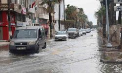 İskenderun’da sağanak yağışlar esnafı olumsuz etkiledi