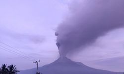 Endonezya’da Lewotobi Laki-Laki Yanardağı patladı
