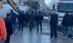 İnegöl'de Şok Olay: Yol Çöktü Belediye Aracı Çukura Düştü