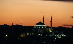 Taksim'de Büyüleyici Gün Batımı: Şehri Kızılla Boyayan Anlar