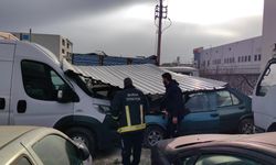 İnegöl'de Uçan Fabrika Çatısı Araçlara Zarar Verdi