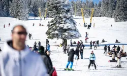 Uludağ'da Hafta Sonu Kayak Yoğunluğu: Binlerce Kişi Pistlerde