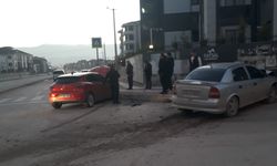 İnegöl'de Trafik Kazası: İki Araç Çarpıştı, 2 Kişi Yaralandı