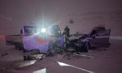 Kamyonet ile otomobil çarpıştı: 1 ölü, 6 yaralı