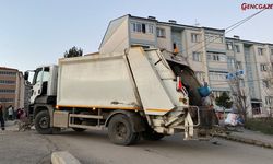 Çöp kamyonu elektrik direğine çarptı, işçiler kopan tellerden son anda kurtuldu