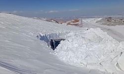 Yüksekova’da 5 metrelik kar tüneli oluştu