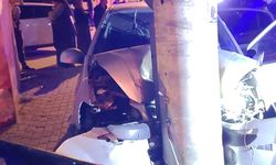 Beton direğe çarpan otomobilden üç kişi yaralı çıkarıldı