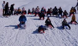 Erzurum Valisi çocuklarla  kızak kayıp kayak yaptı