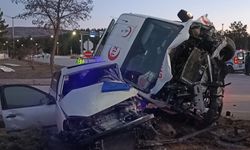 Sivas’ta ambulans ile otomobil çarpıştı