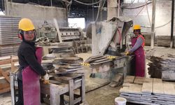 Mermer işçisi kadınlar ekmeklerini taştan çıkarıyor