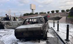 Avcılar’da yanan taksi park halindeki otomobile çarptı: İki araç alev topuna döndü