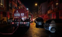 Başakşehir’de 3 katlı binanın çatısı alev alev yandı
