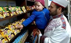 Camiye gelen çocuklara Cami Market'ten ücretsiz alışveriş fırsatı