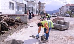 Yeniceköy’de Yol Kaplama ve Tretuvar Çalışmaları Sürüyor