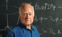 ‘Tanrı Parçacığını’ Keşfetmişti… Nobel Ödüllü Fizikçi Peter Higgs Hayatını Kaybetti