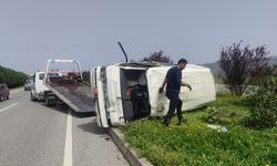 Yalova'da kontrolden çıkan minibüs takla attı, 2 kişi yaralandı