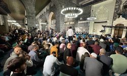 Diyarbakır’da Kadir Gecesi’nde cami cemaatine Kur’an-ı Kerim dağıtıldı