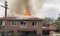 Evin çatısı alev alev yandı, 2 kişi ölümden döndü