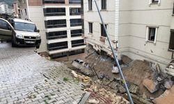 Bursa’da istinat duvarı apartmanın üzerine çöktü, 2 kişi yaralandı