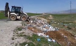 Yüksekova İlçe Özel İdaresi köylerde biriken çöpler için seferber oldu
