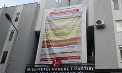 Alanya Belediyesi’nin borç bakiyesi afişine MHP'den alacak kalemli afişle cevap