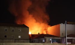 İzmir’de Tarihi Kemeraltı Çarşısı’nda yangın: Tekstil deposu alevlere teslim oldu