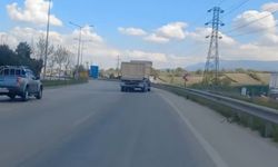 Bursa'da aksı yamuk tır trafikte tehlike saçtı