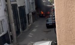 Bursa'da otomobil sokak ortasında alevlere teslim oldu