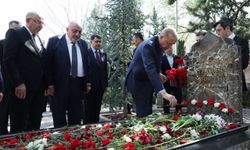 Cumhurbaşkanı Erdoğan Türkeş'in kabrini ziyaret etti