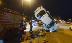 Van'da kaza yapan otomobil asılı kaldı