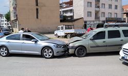 İnegöl'de İki Otomobil Kafa Kafaya Çarpıştı: 4 Yaralı