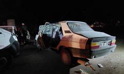 Burdur’da otomobiller kafa kafaya çarpıştı: 1’i çocuk 4 yaralı