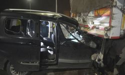 Bursa'da hafif ticari araç tıra ok gibi saplandı: 1 ölü