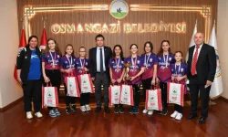 Bursa'da şampiyon öğrencilerden Başkan Aydın’a ziyaret