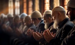 Cemaatle Namaz Kılmanın Hükmü Nedir? Namaz Kılmak İçin Camiye Gitmeyen Günaha mı Giriyor?